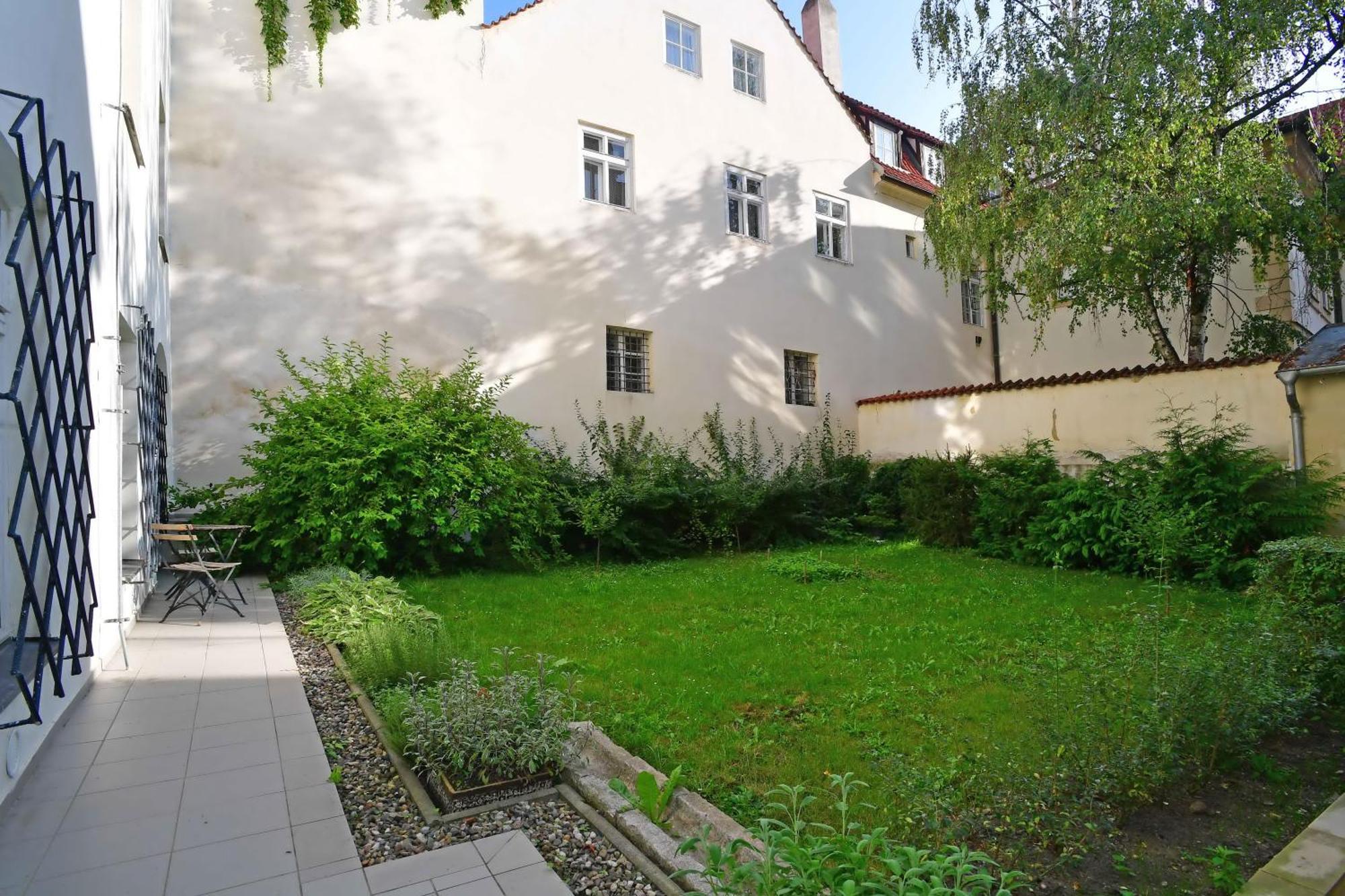 Romantic Apartment Under The Prague Castle Exterior photo